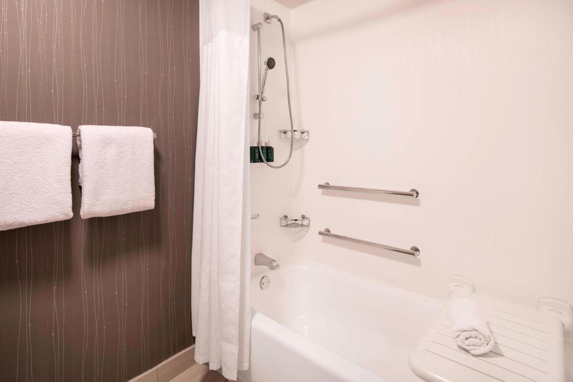 Hotel Courtyard By Marriott Airport