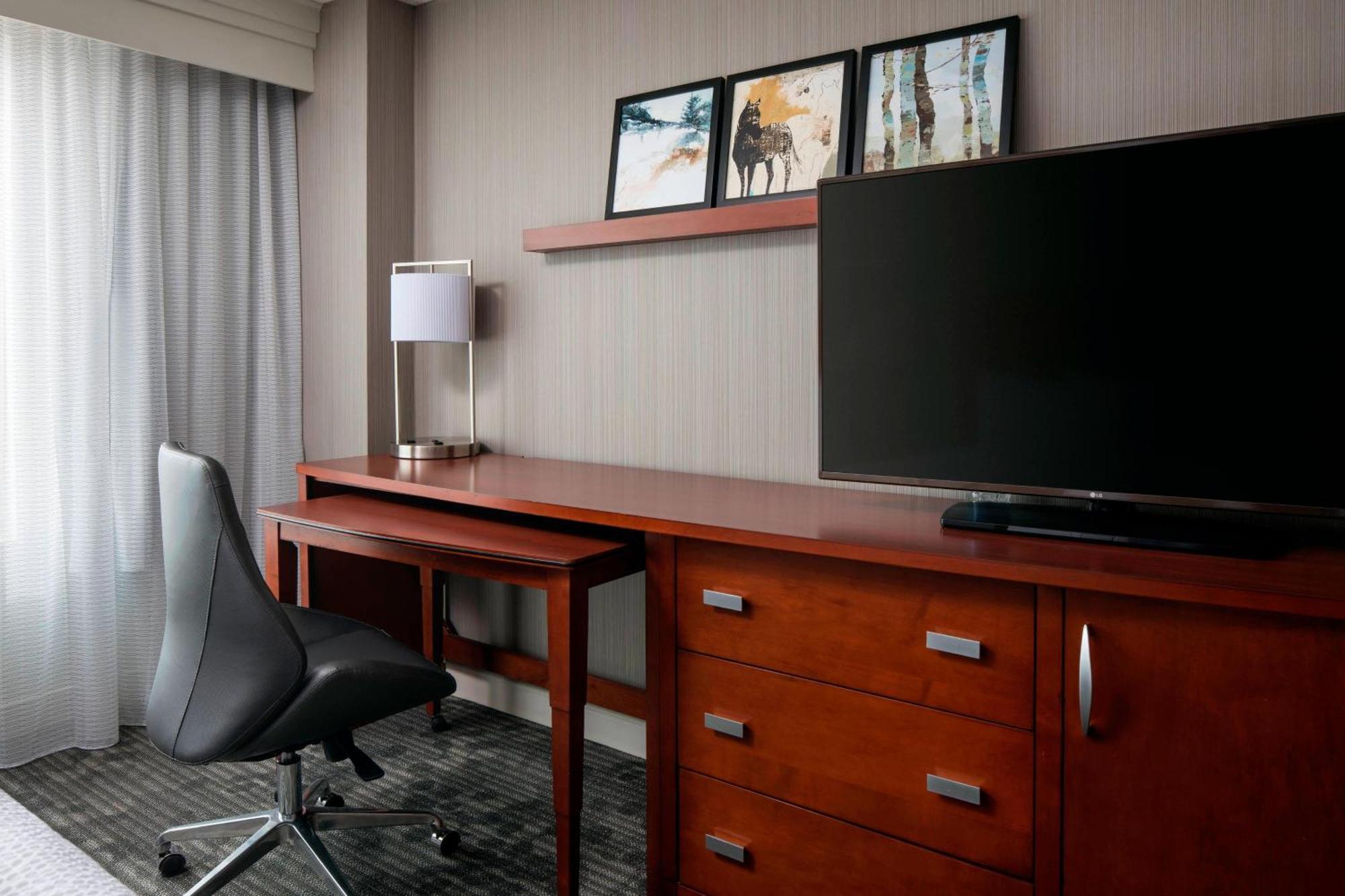 Courtyard By Marriott Airport 3*