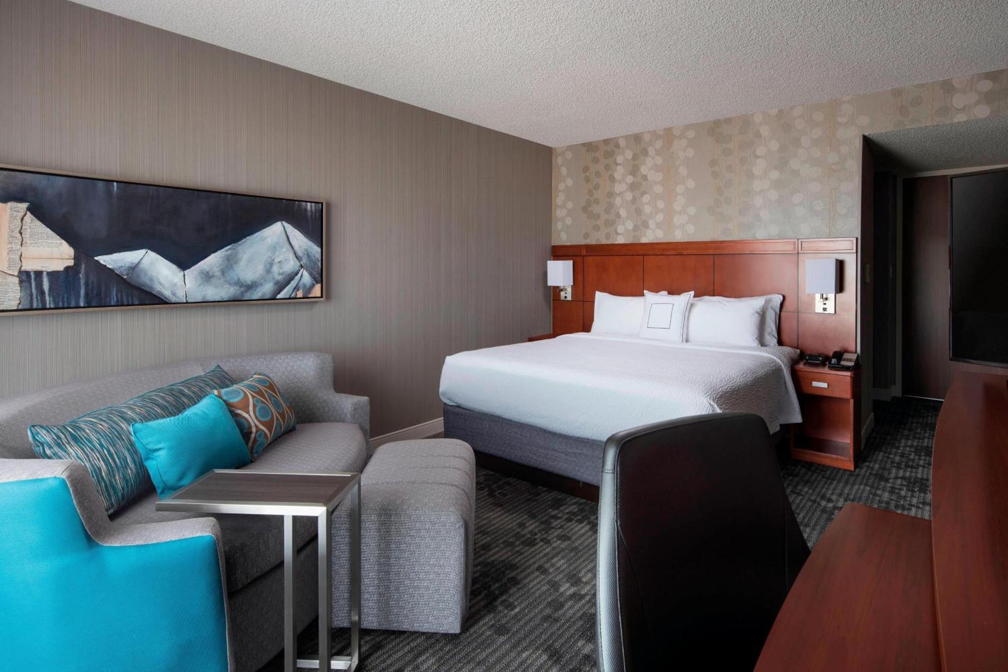Courtyard By Marriott Airport