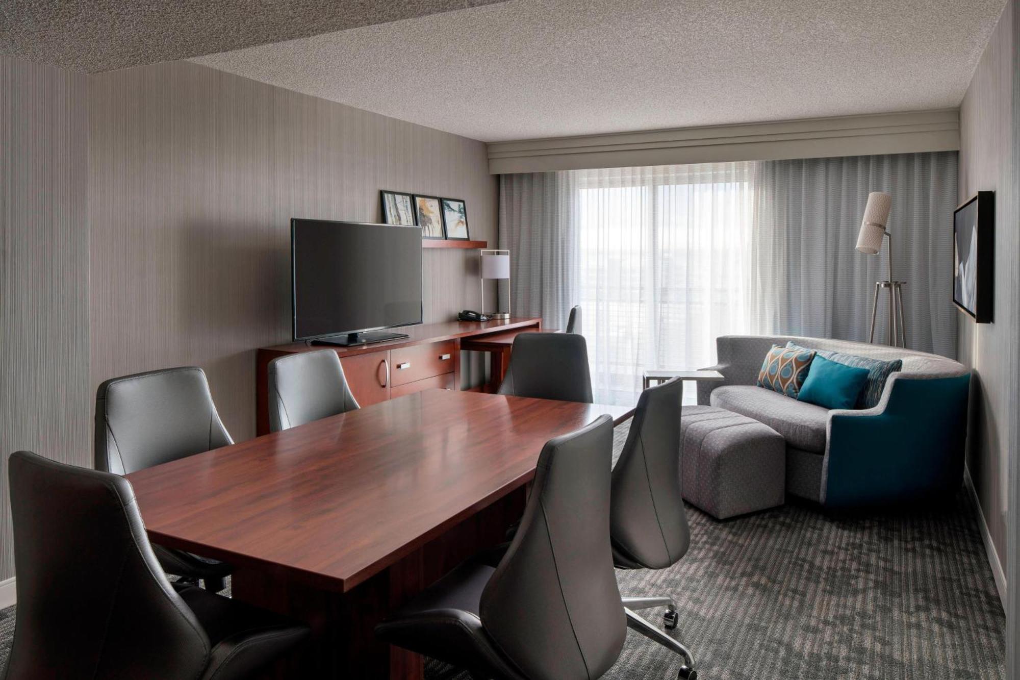 Hotel Courtyard By Marriott Airport