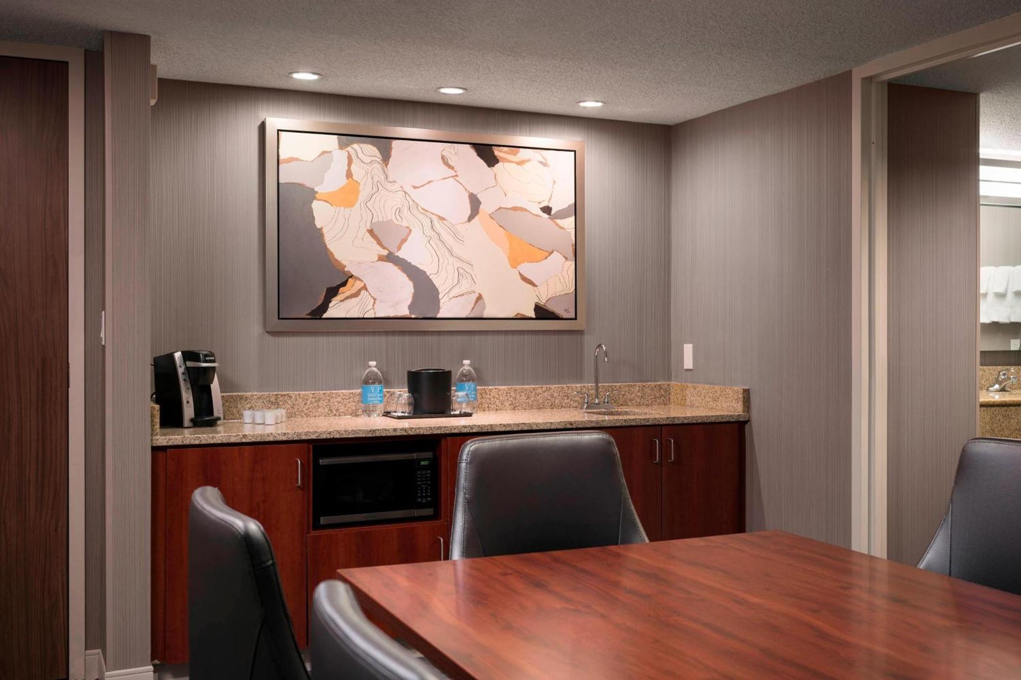 Courtyard By Marriott Airport Denver