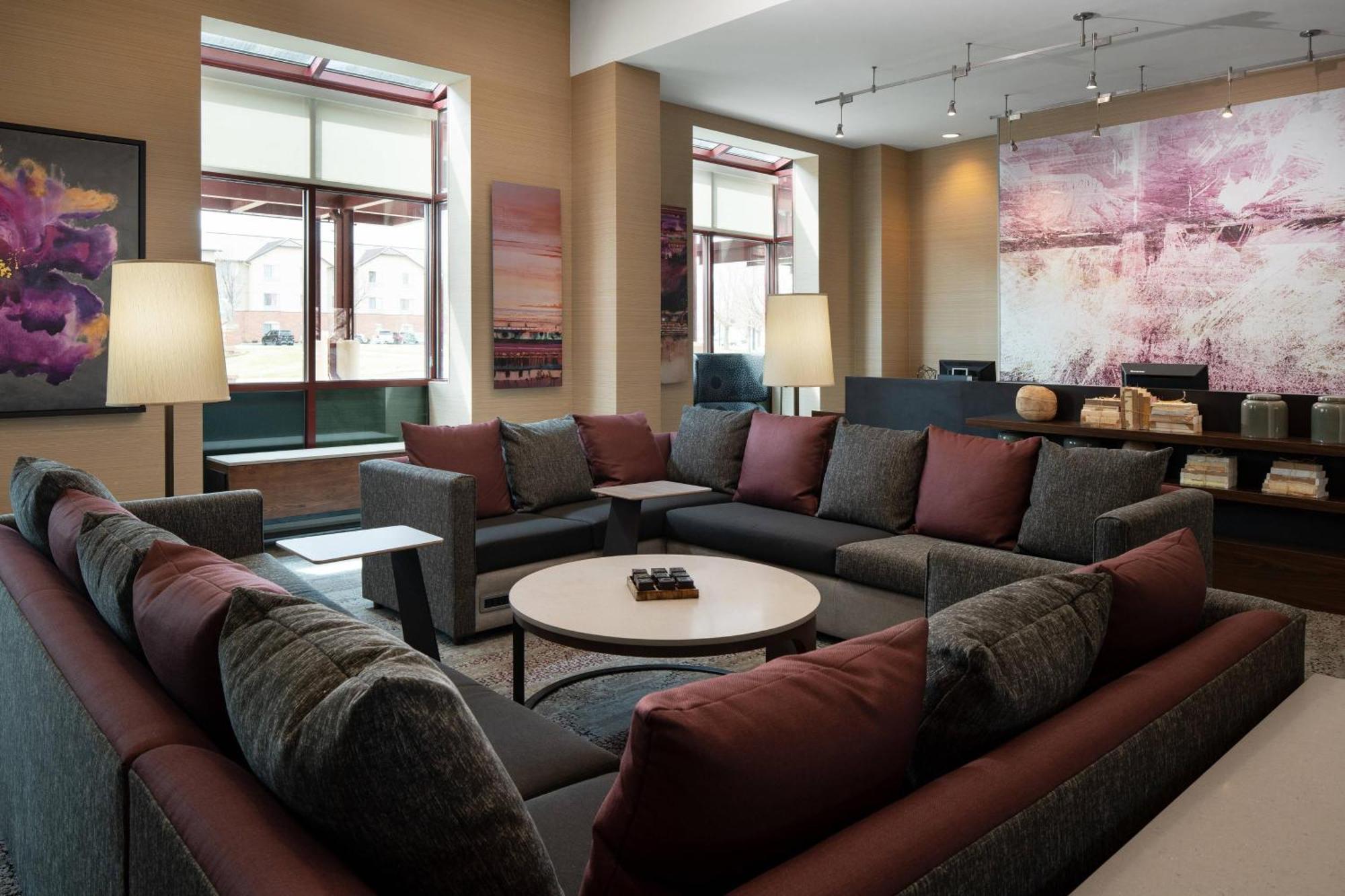 Courtyard By Marriott Airport Hotel