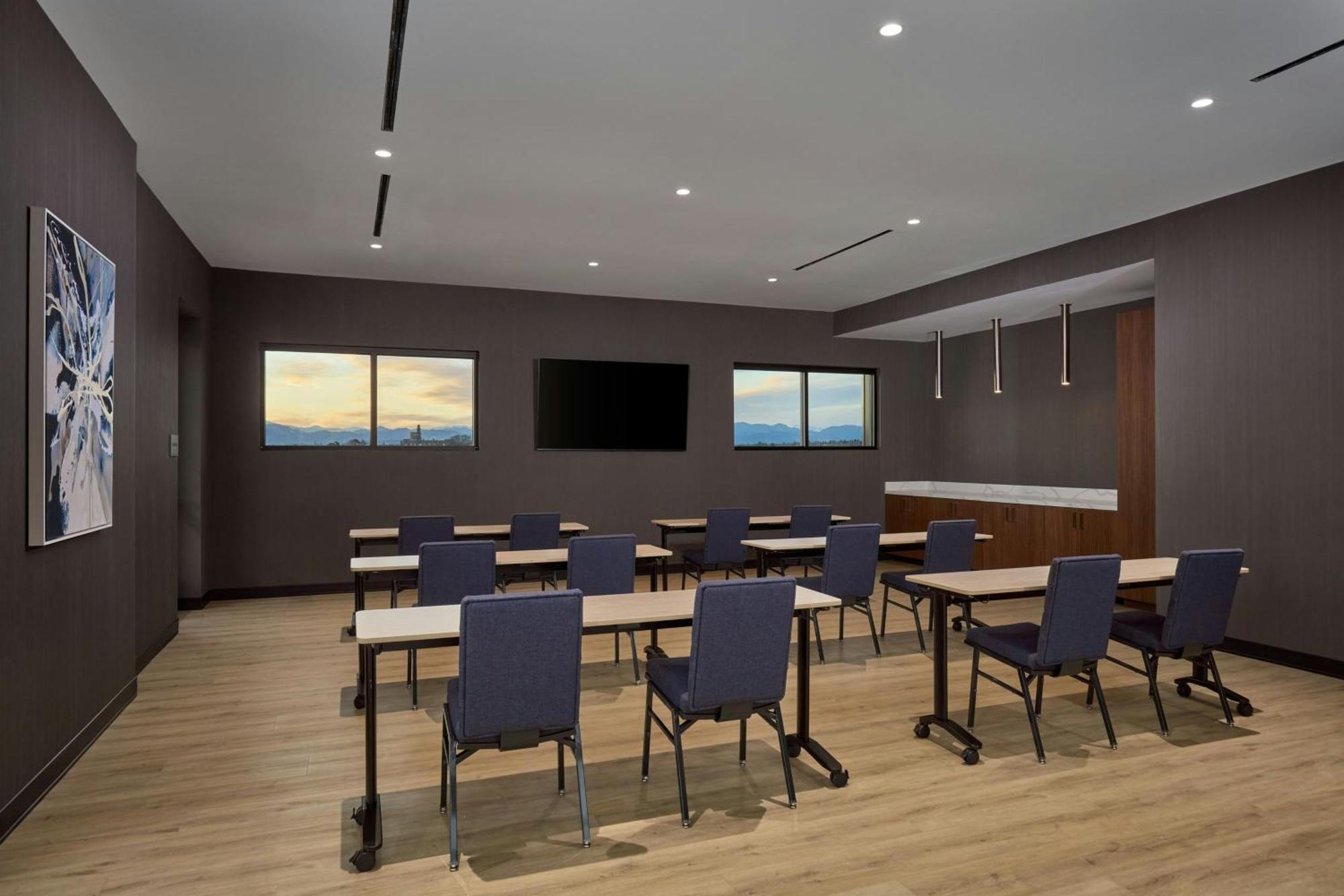 Courtyard By Marriott Downtown Stadium Area Hotel Denver