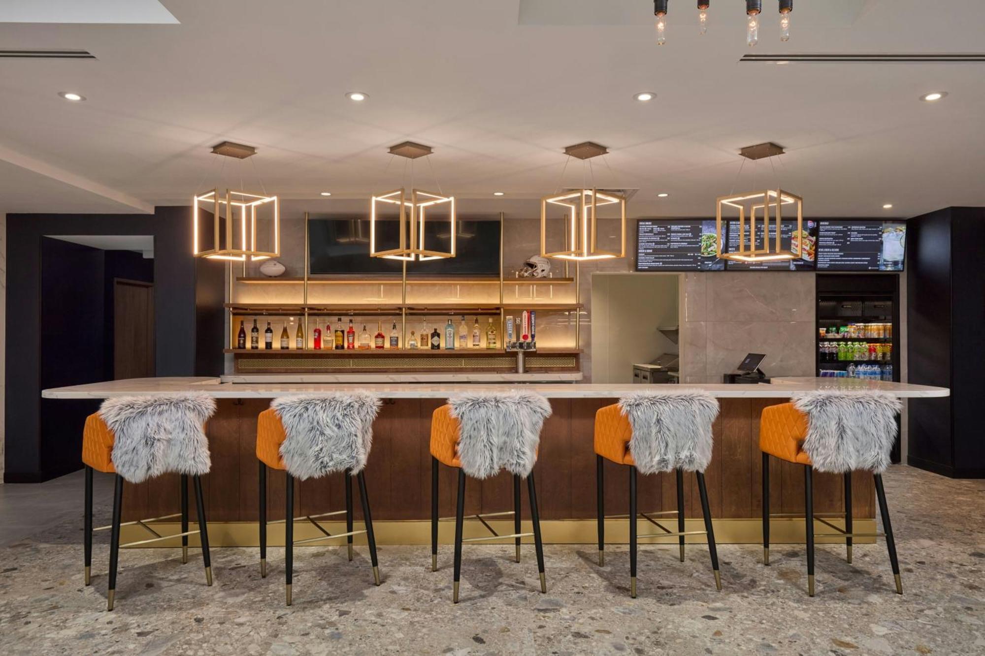 Courtyard By Marriott Downtown Stadium Area 3*