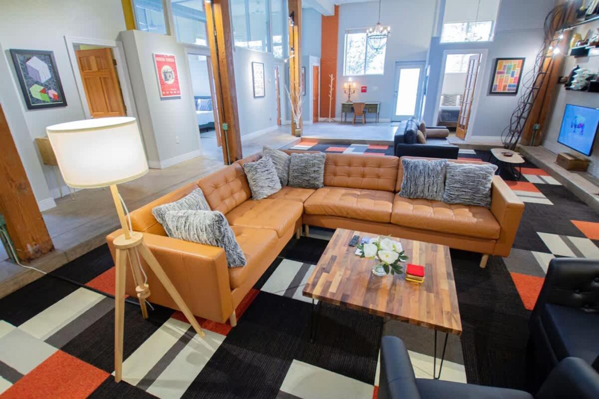 Trendy Modern Loft In Rino Art District Holiday home
