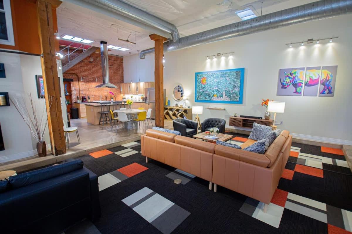 Trendy Modern Loft In Rino Art District