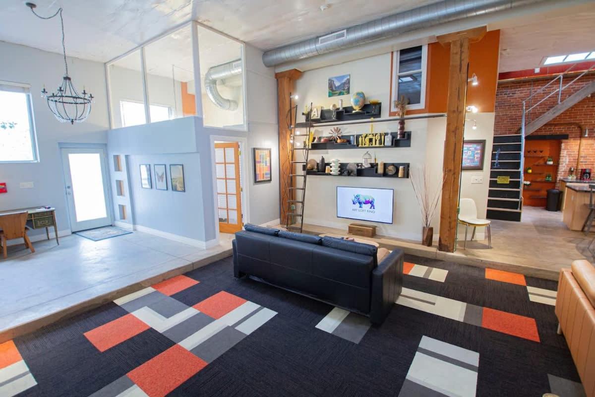 Trendy Modern Loft In Rino Art District *