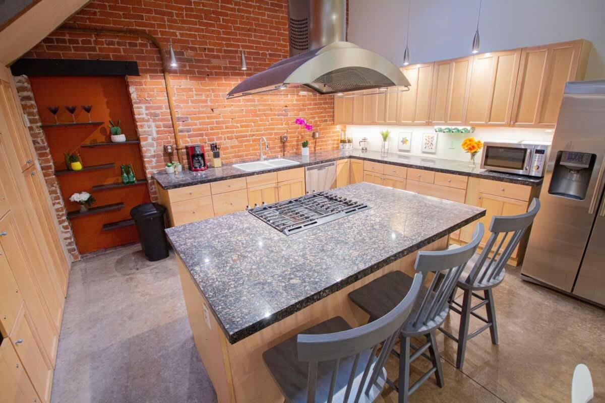Trendy Modern Loft In Rino Art District