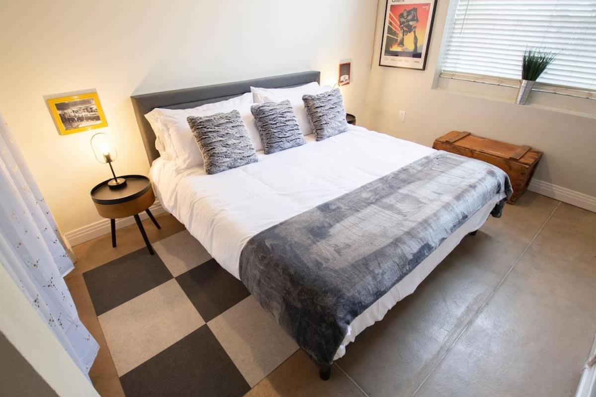 Trendy Modern Loft In Rino Art District