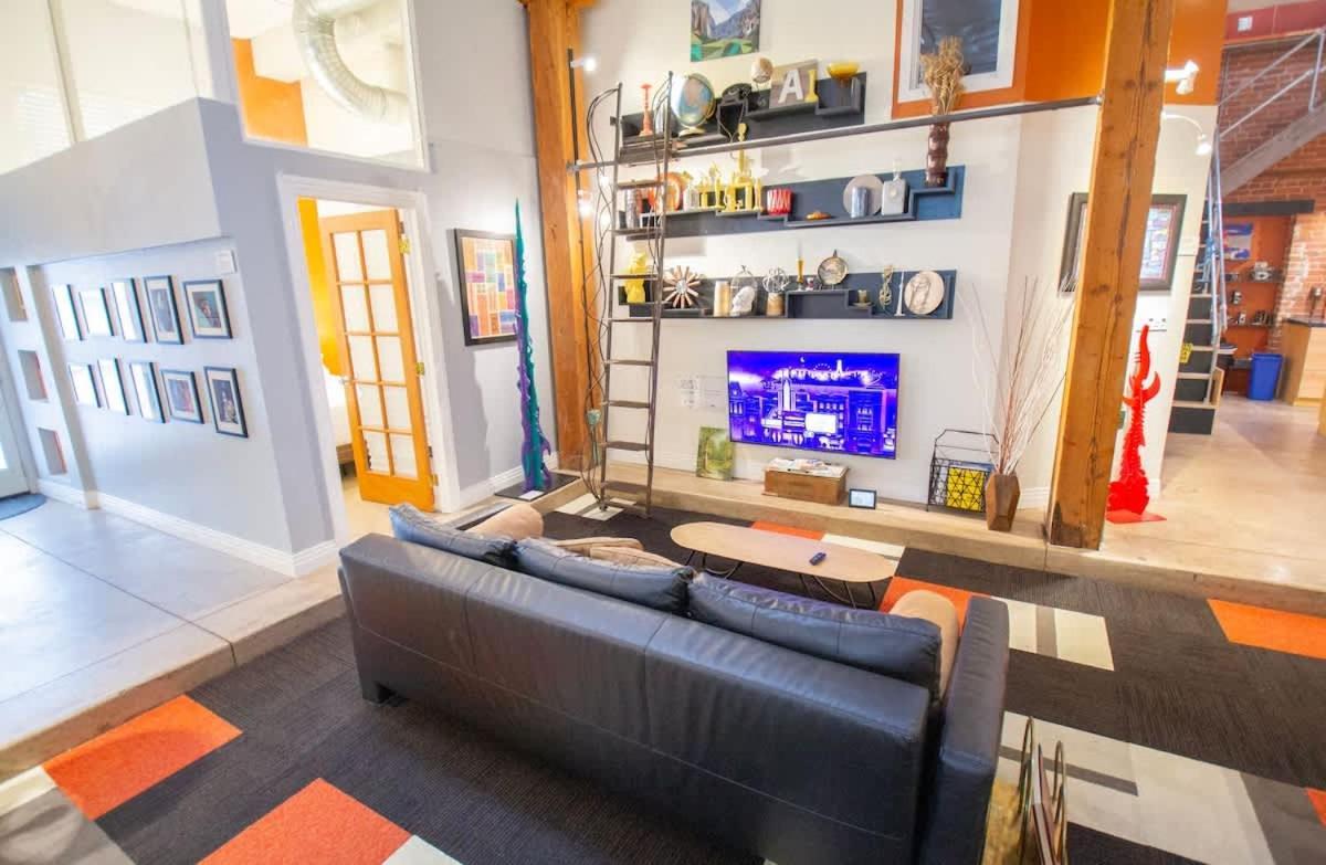 Trendy Modern Loft In Rino Art District