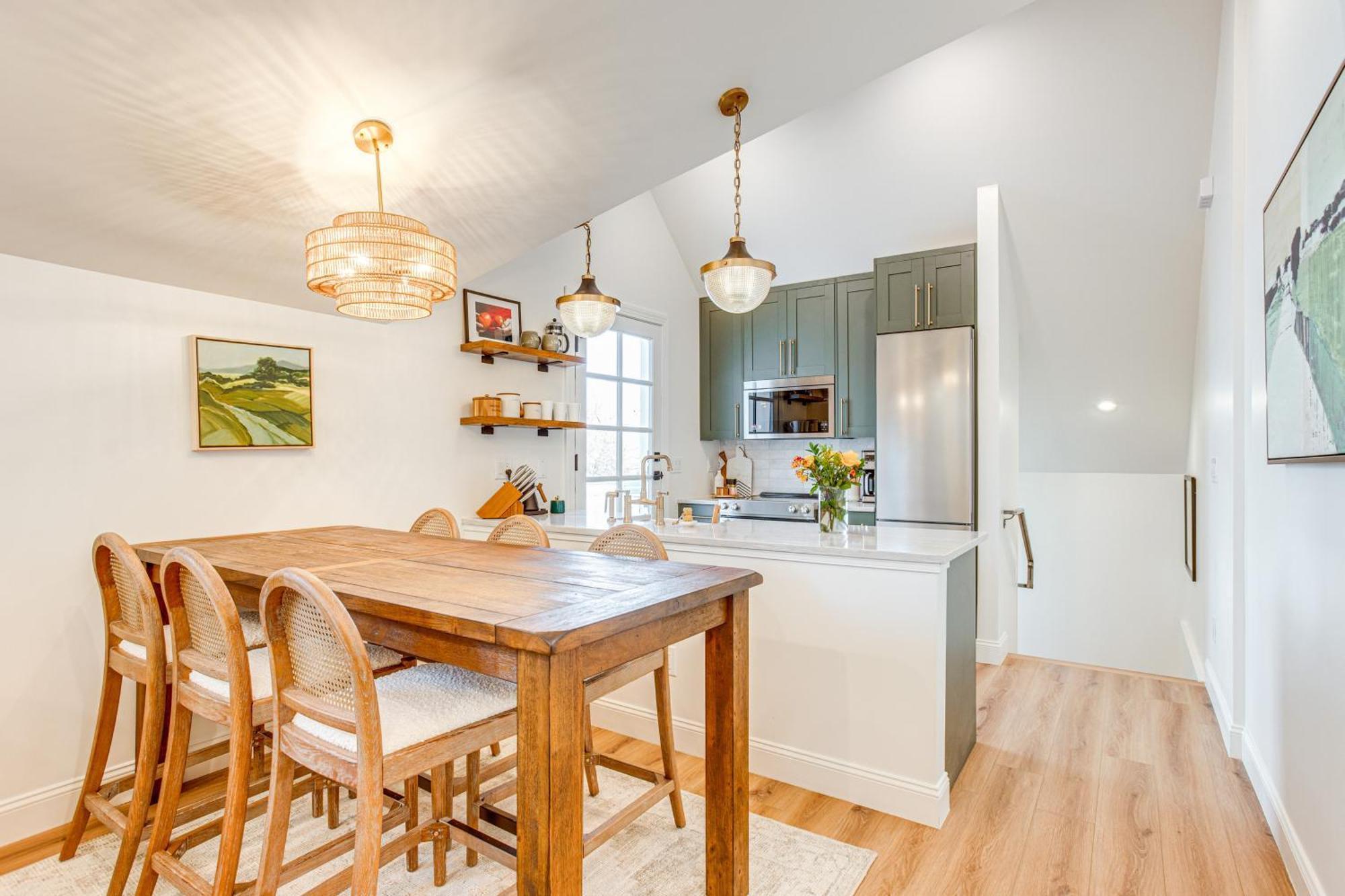 Luxe Designer Flat On Sloans With Rooftop Deck *
