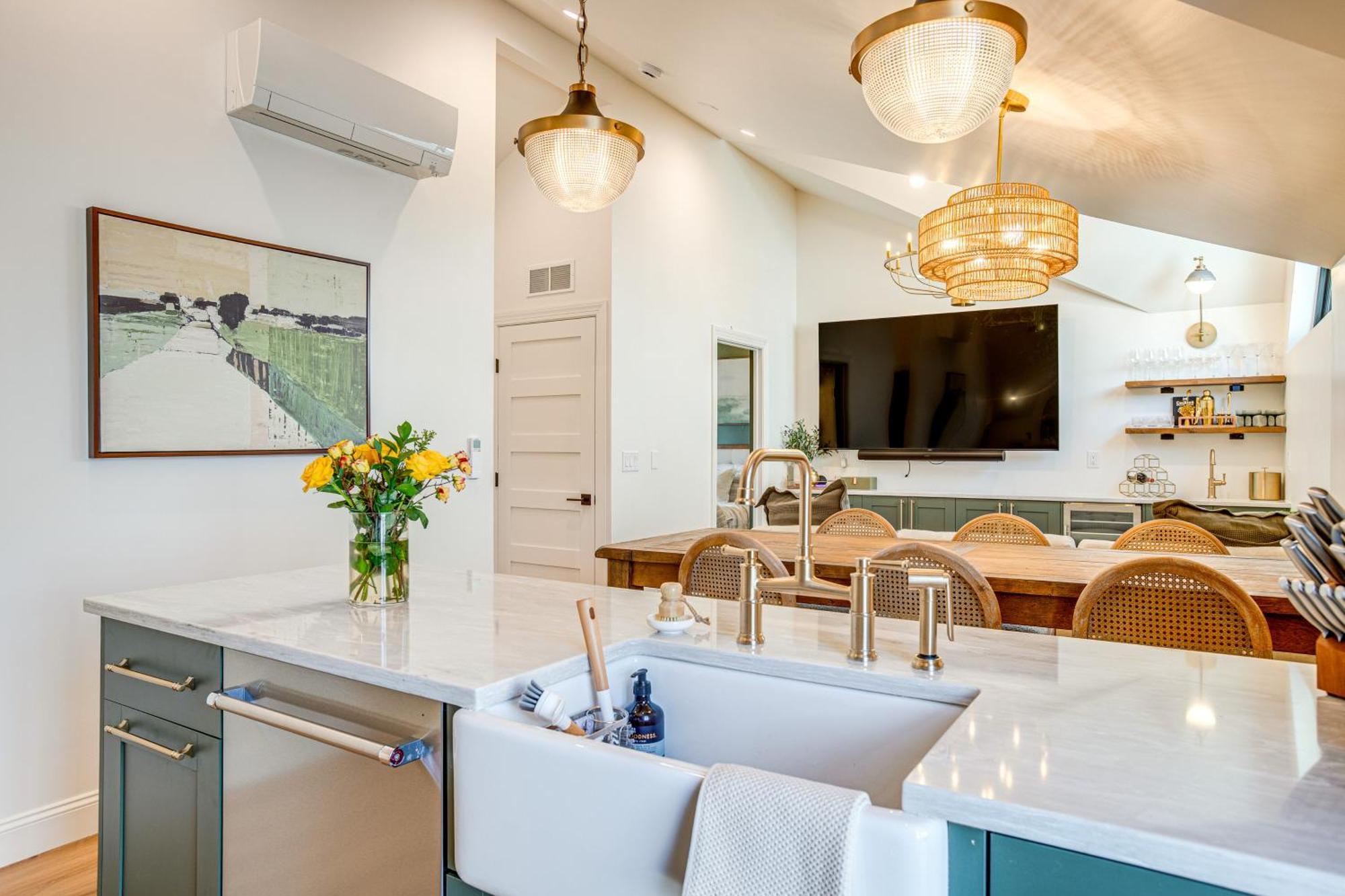 Luxe Designer Flat On Sloans With Rooftop Deck *