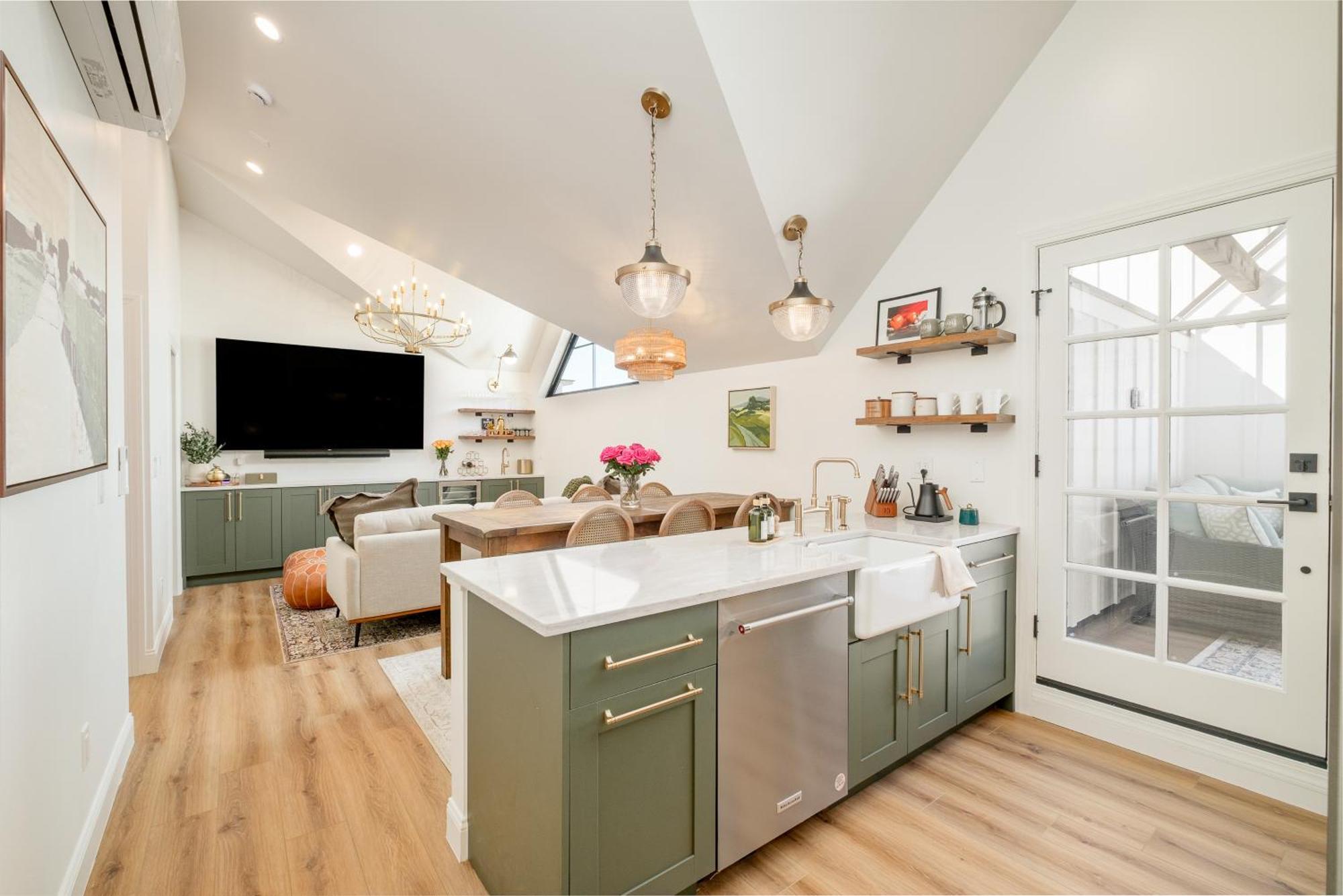 Luxe Designer Flat On Sloans With Rooftop Deck Apartment