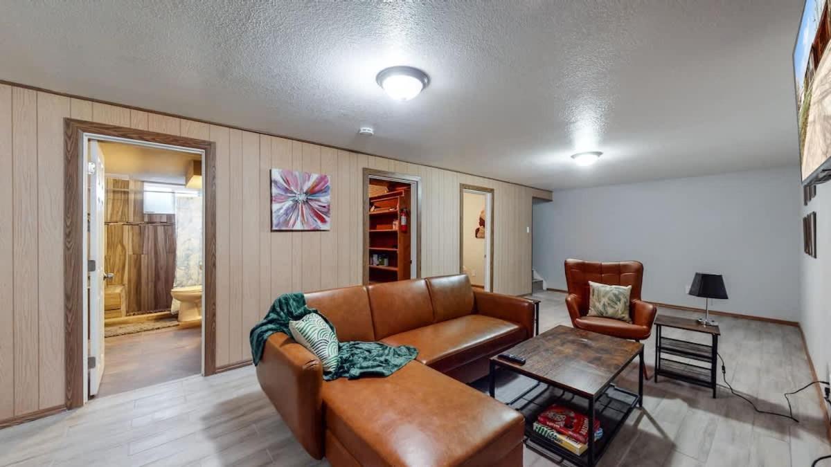 Spacious Family With Hockey Table & Huge Yard Escape *