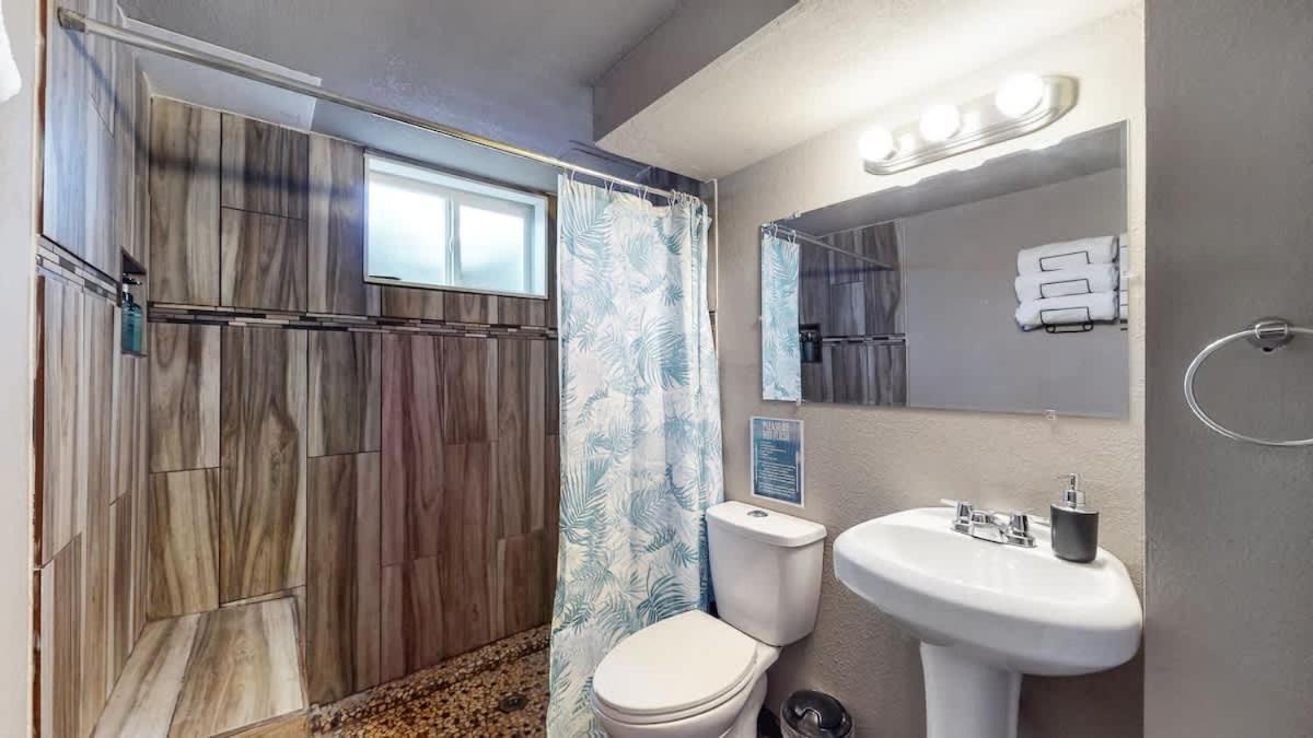 Spacious Family With Hockey Table & Huge Yard Escape Denver