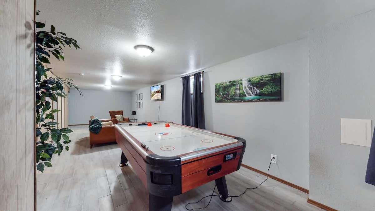Spacious Family With Hockey Table & Huge Yard Escape