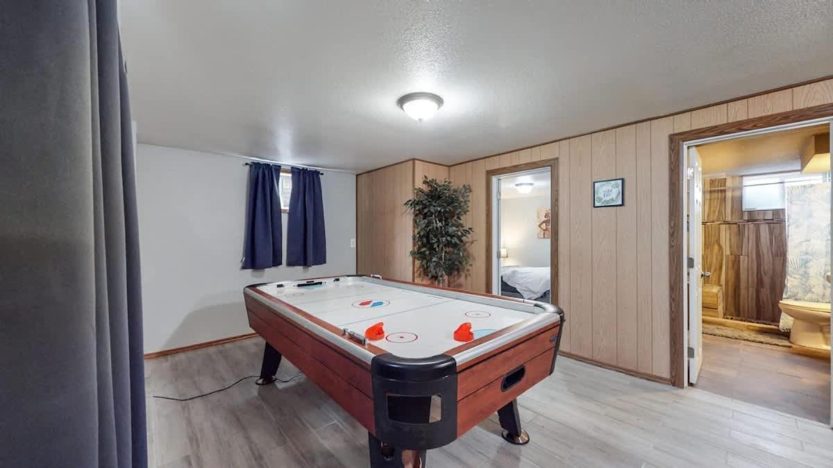 Spacious Family With Hockey Table & Huge Yard Escape *