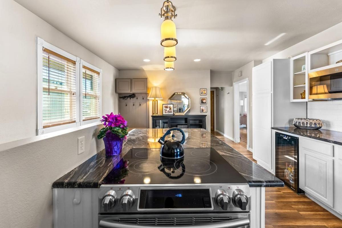 Epic Mntn Views Private Hot Tub And 420 Friendly Holiday home Denver
