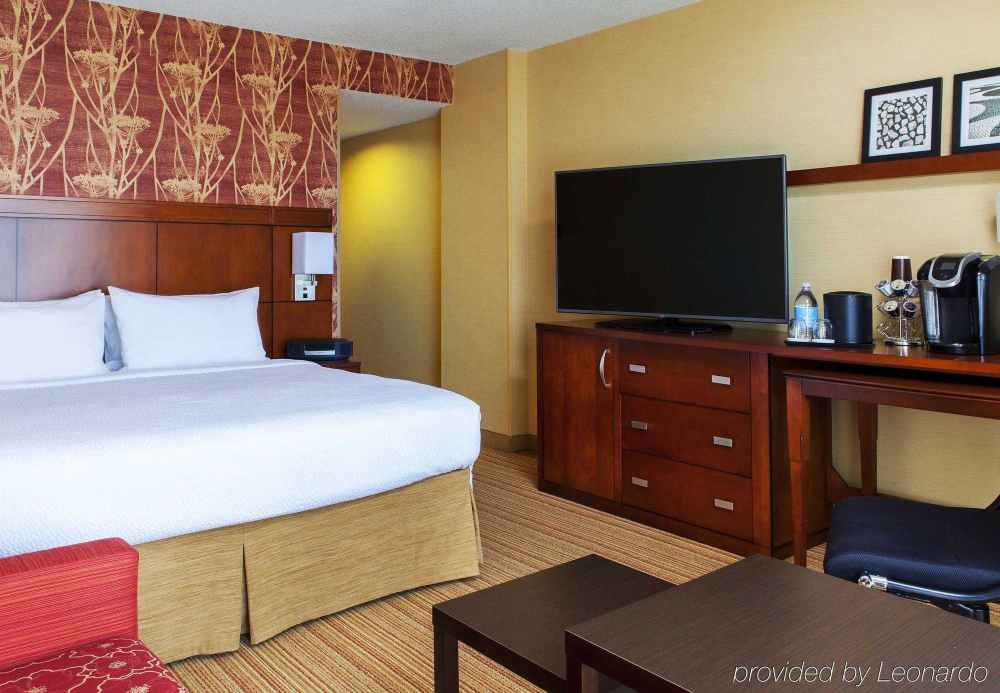 Courtyard By Marriott Airport Hotel