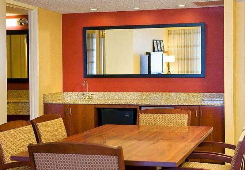 Hotel Courtyard By Marriott Airport 3*