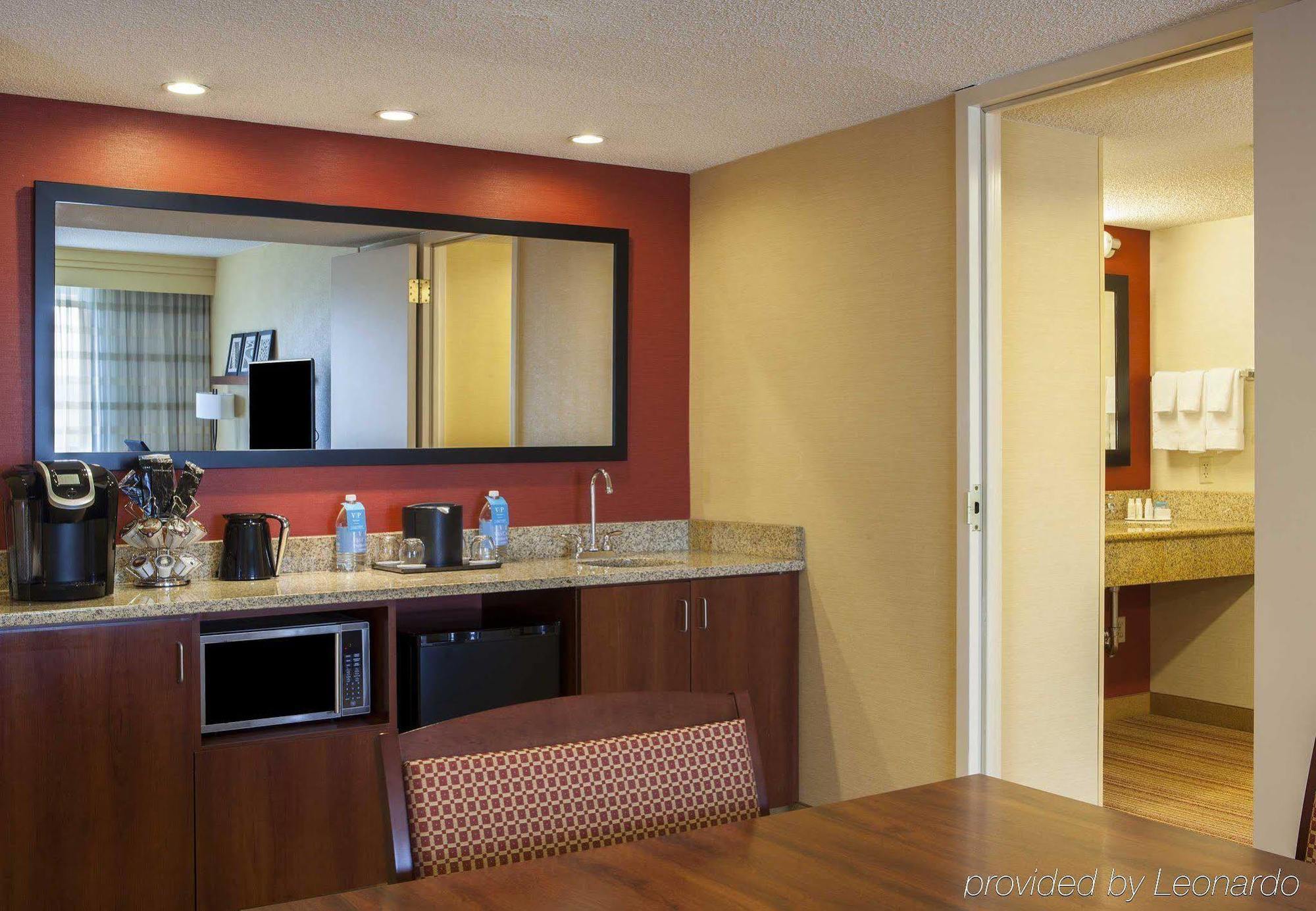 Courtyard By Marriott Airport