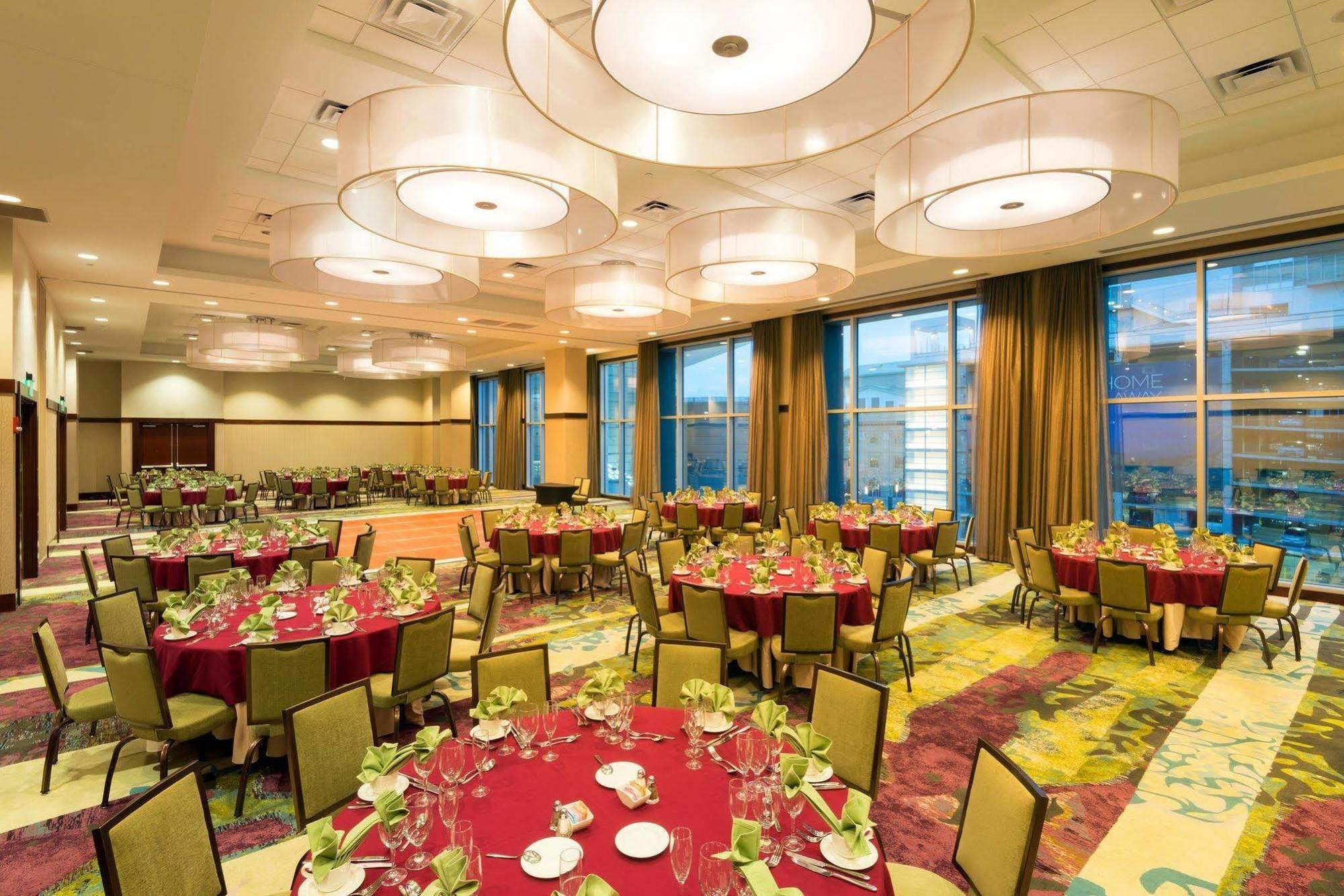 Hotel Embassy By Hilton Downtown Convention Center 4*