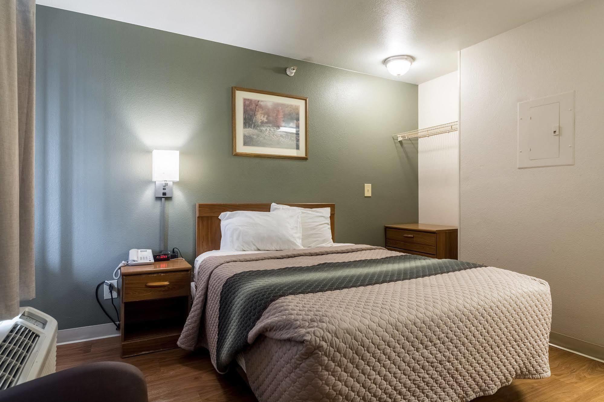 Motel Hometowne By Red Roof - Glendale/ Cherry Creek 2*