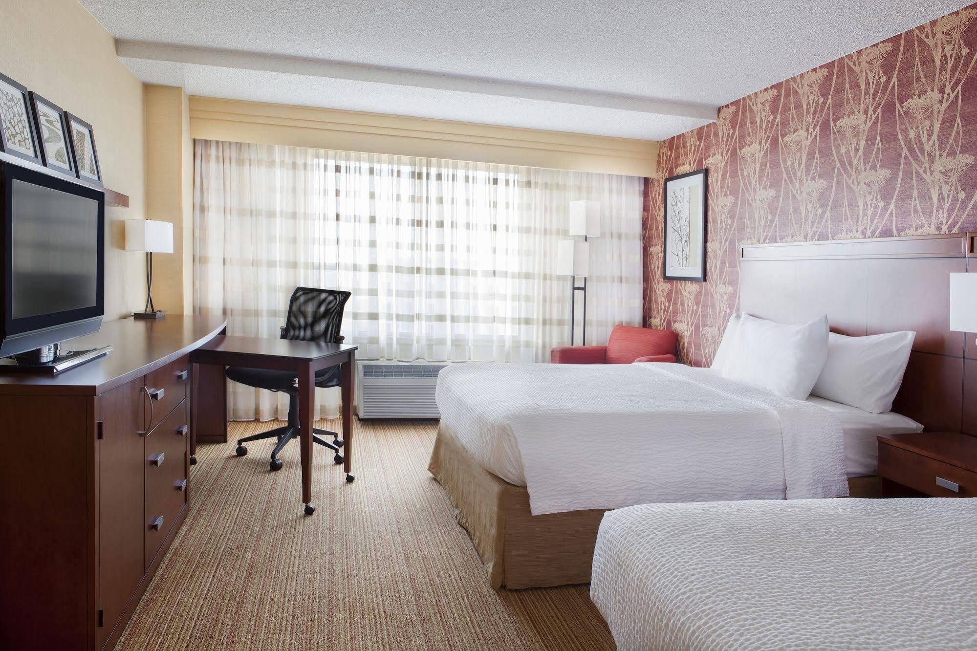 Hotel Courtyard By Marriott Airport 3*