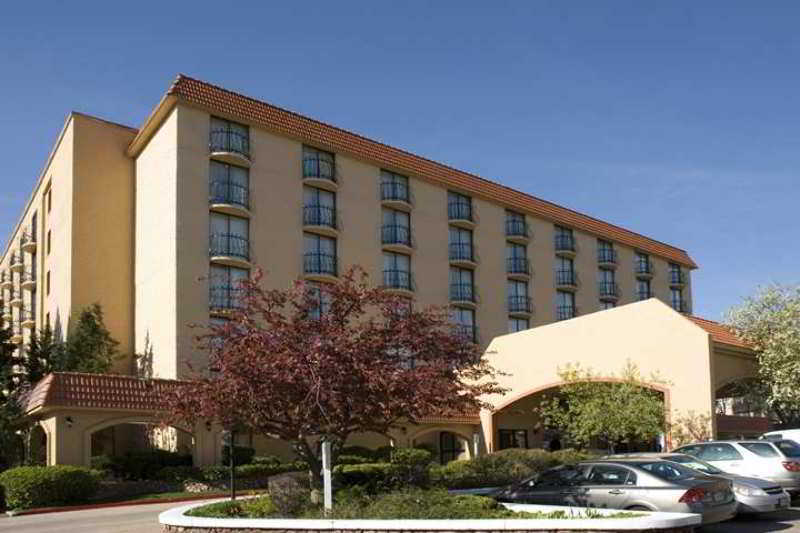 Embassy By Hilton Tech Center North Hotel