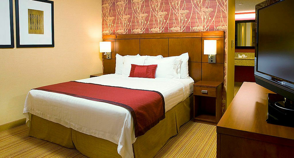 Hotel Courtyard By Marriott Airport