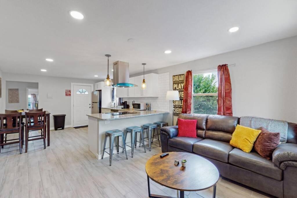 Holiday home Remodeled 66th 3 King Beds In