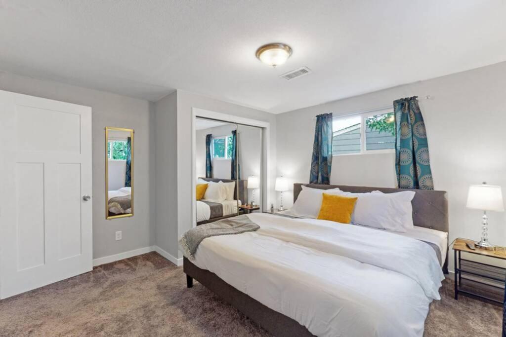 Holiday home Remodeled 66th 3 King Beds In