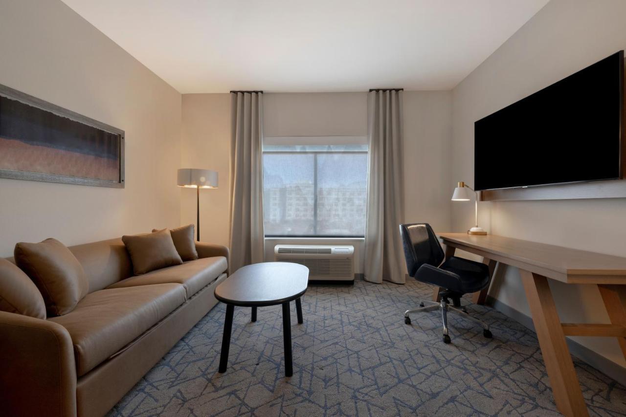 Fairfield By Marriott & Airport At Gateway Park Hotel 3*