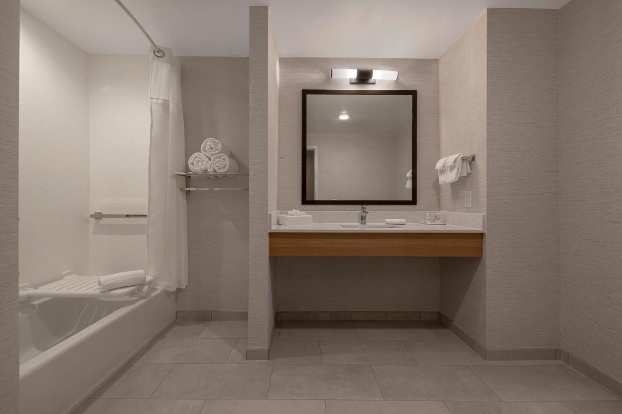 Fairfield By Marriott & Airport At Gateway Park