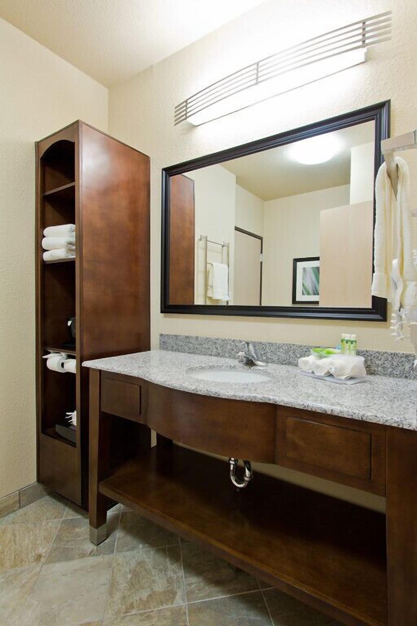 Express And East Peoria Street By Ihg 3*