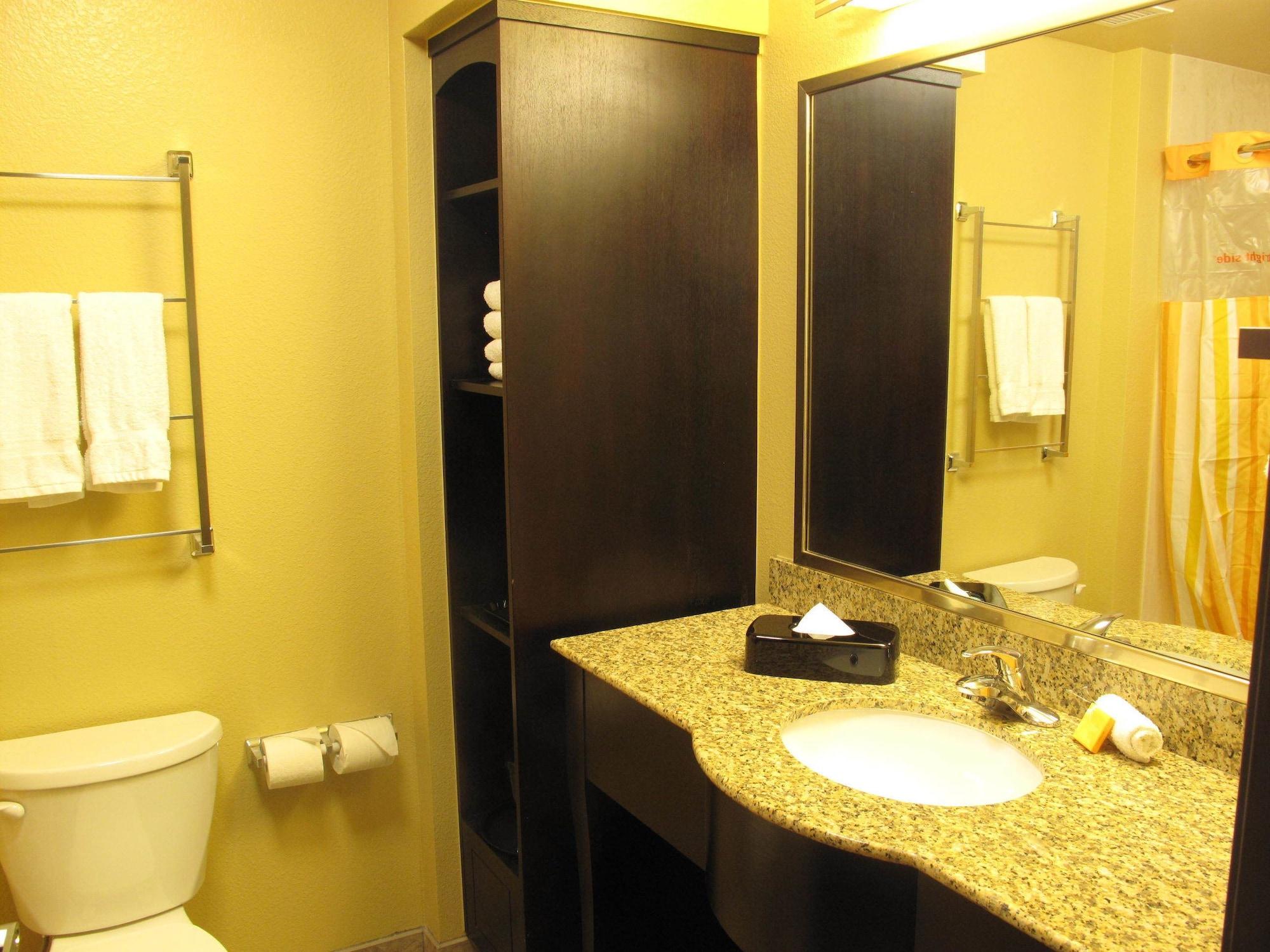 Hotel Express And East Peoria Street By Ihg 3*