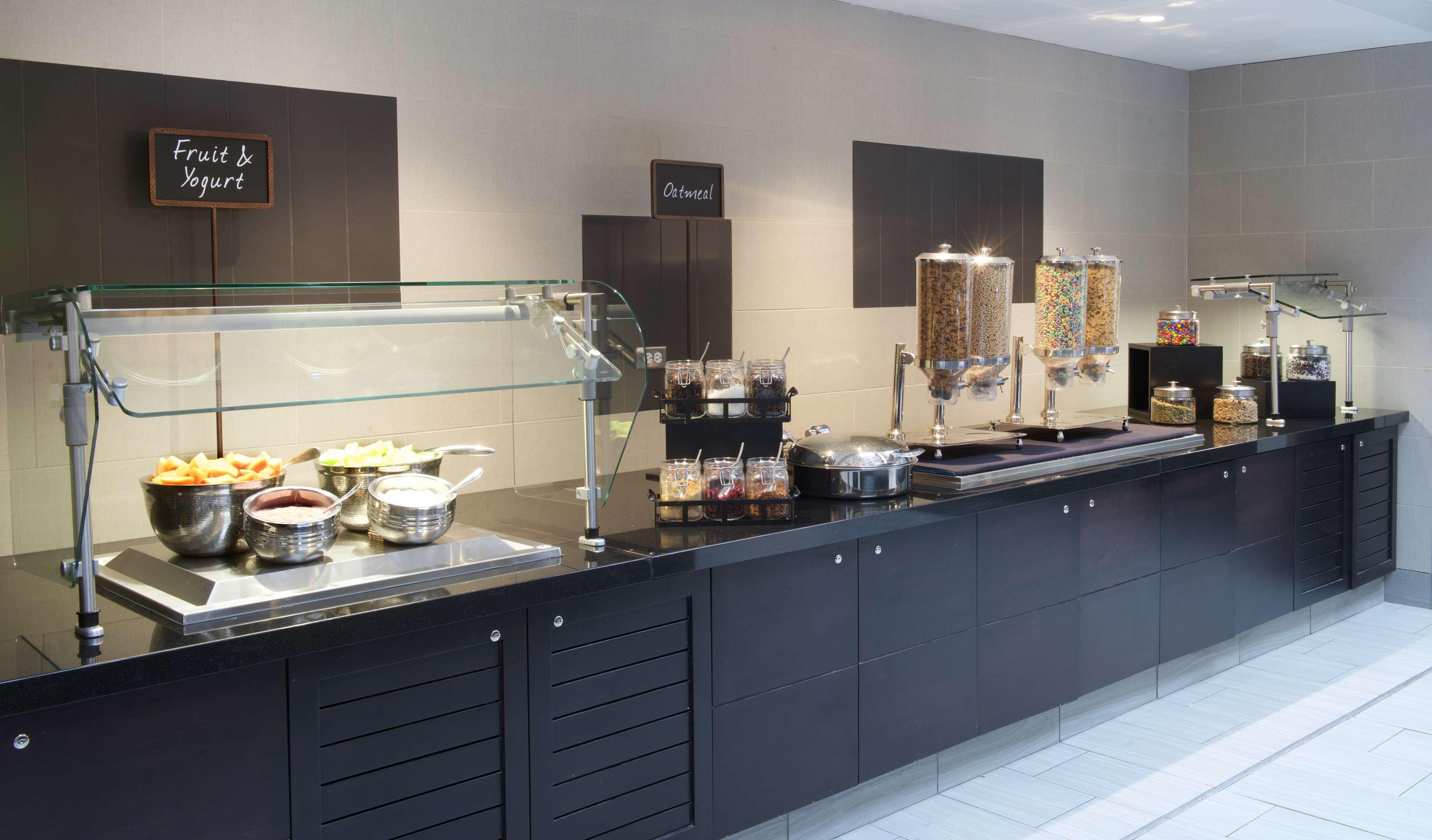 Hotel Embassy By Hilton Tech Center North 3*