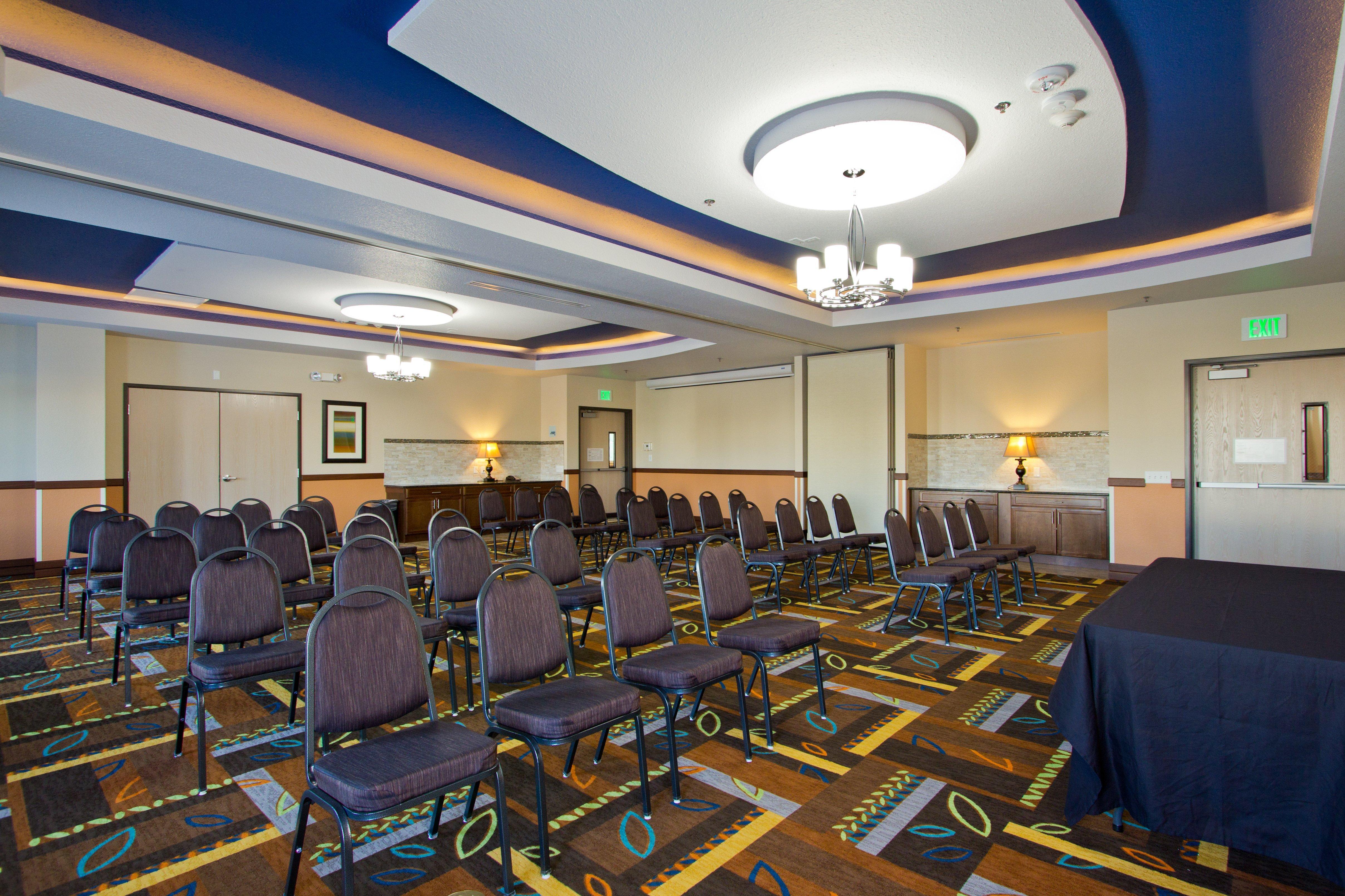 Express And East Peoria Street By Ihg Hotel 3*