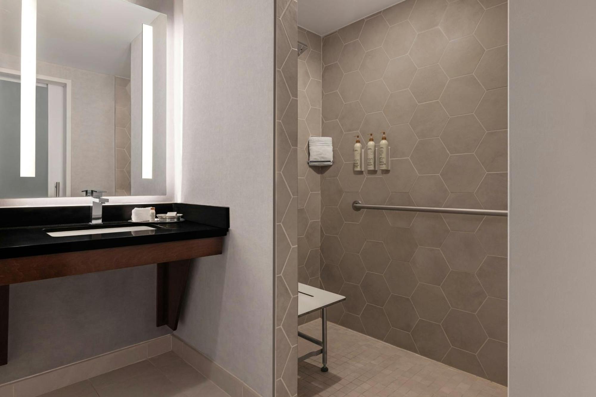 Renaissance & Conference Center 4*