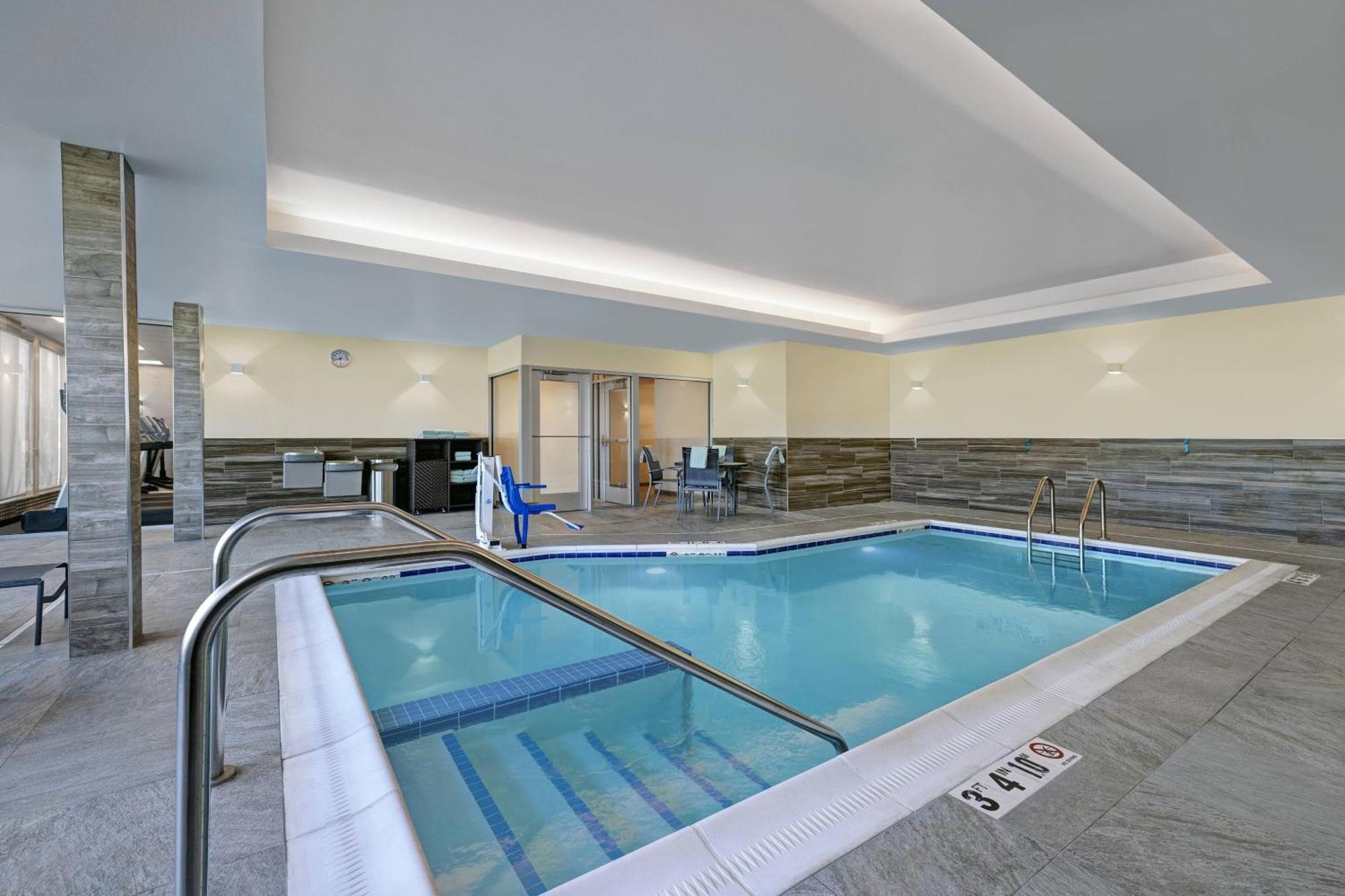 Fairfield By Marriott & Airport At Gateway Park Hotel