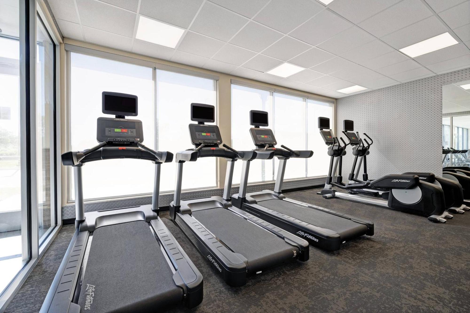 Fairfield By Marriott & Airport At Gateway Park Hotel 3*