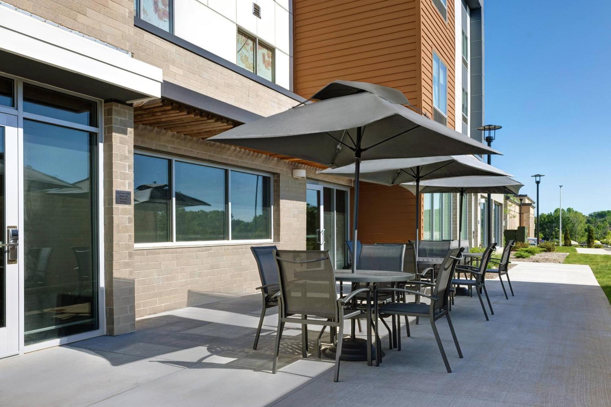 Fairfield By Marriott & Airport At Gateway Park 3*
