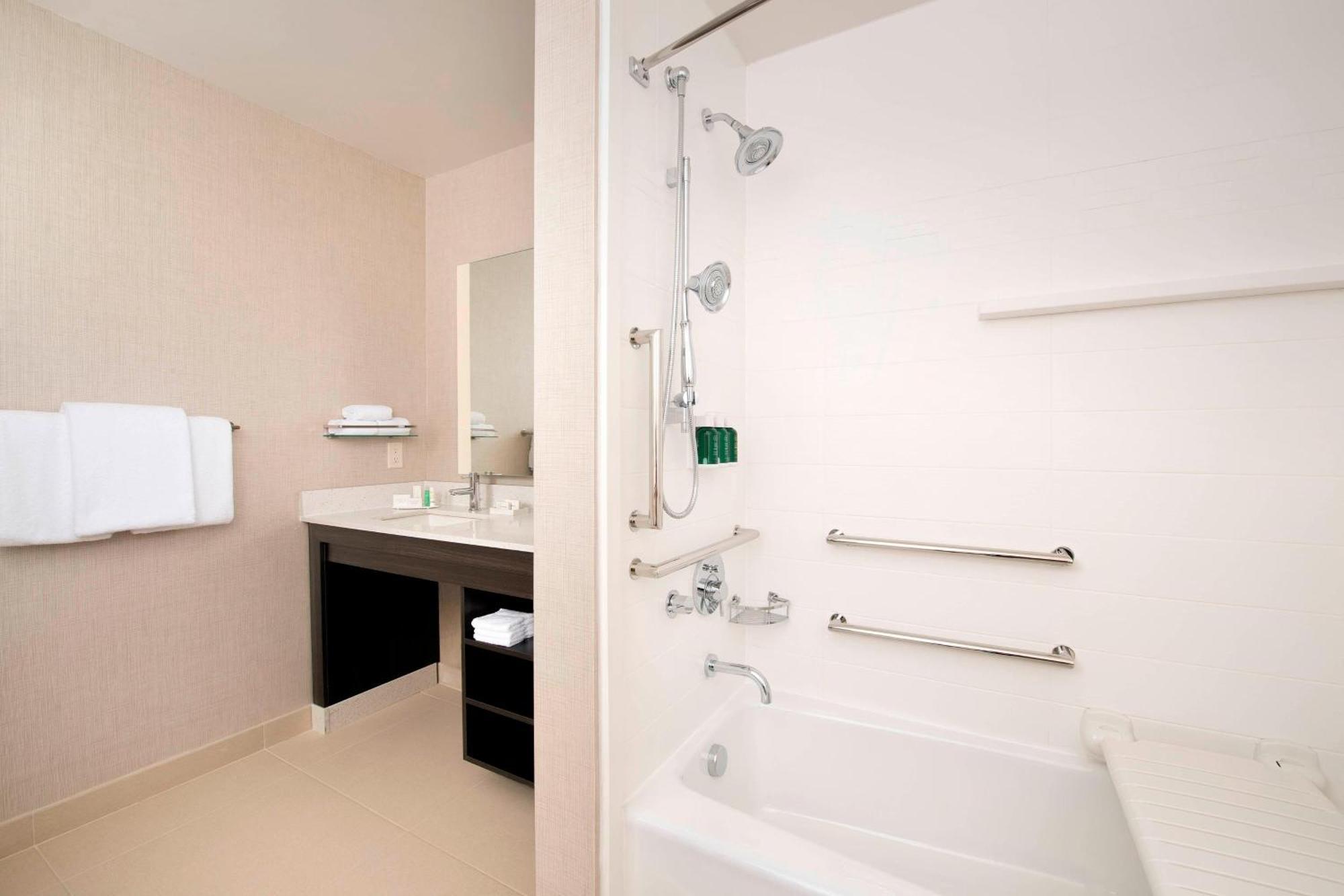 By Marriott Airport/convention Center Hotel 3*