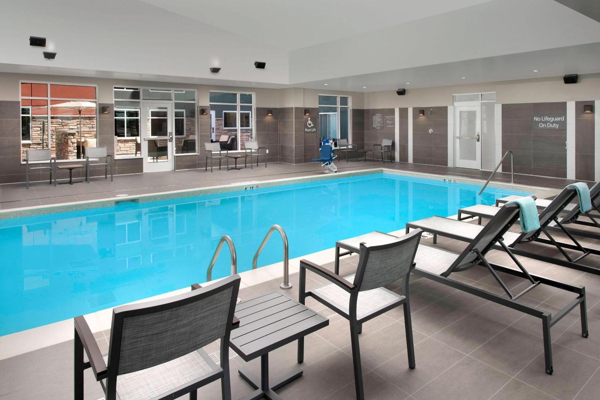 By Marriott Airport/convention Center Hotel 3*