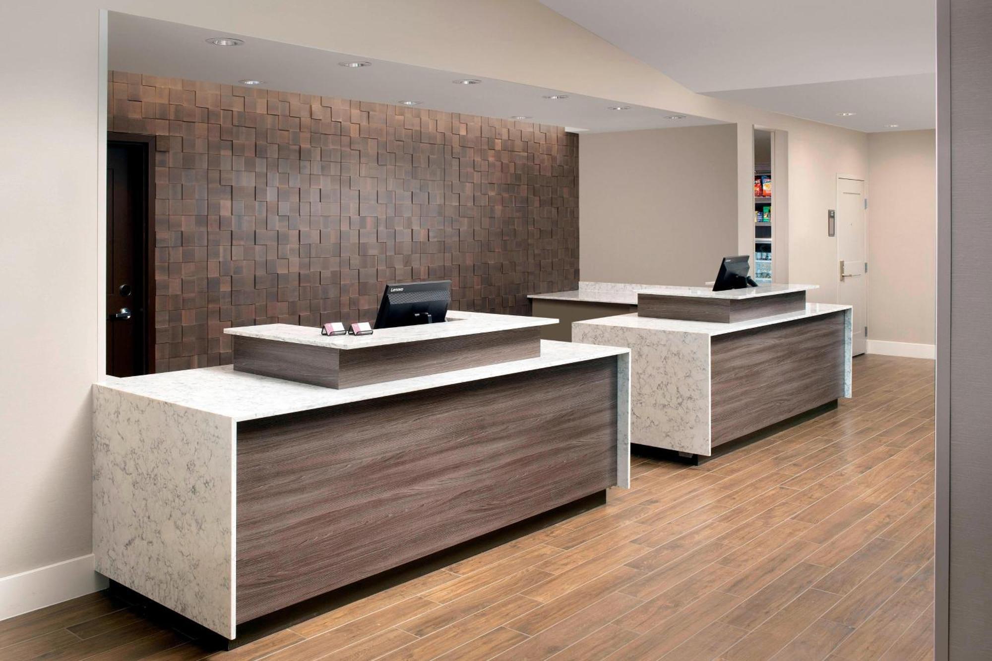By Marriott Airport/convention Center Hotel 3*