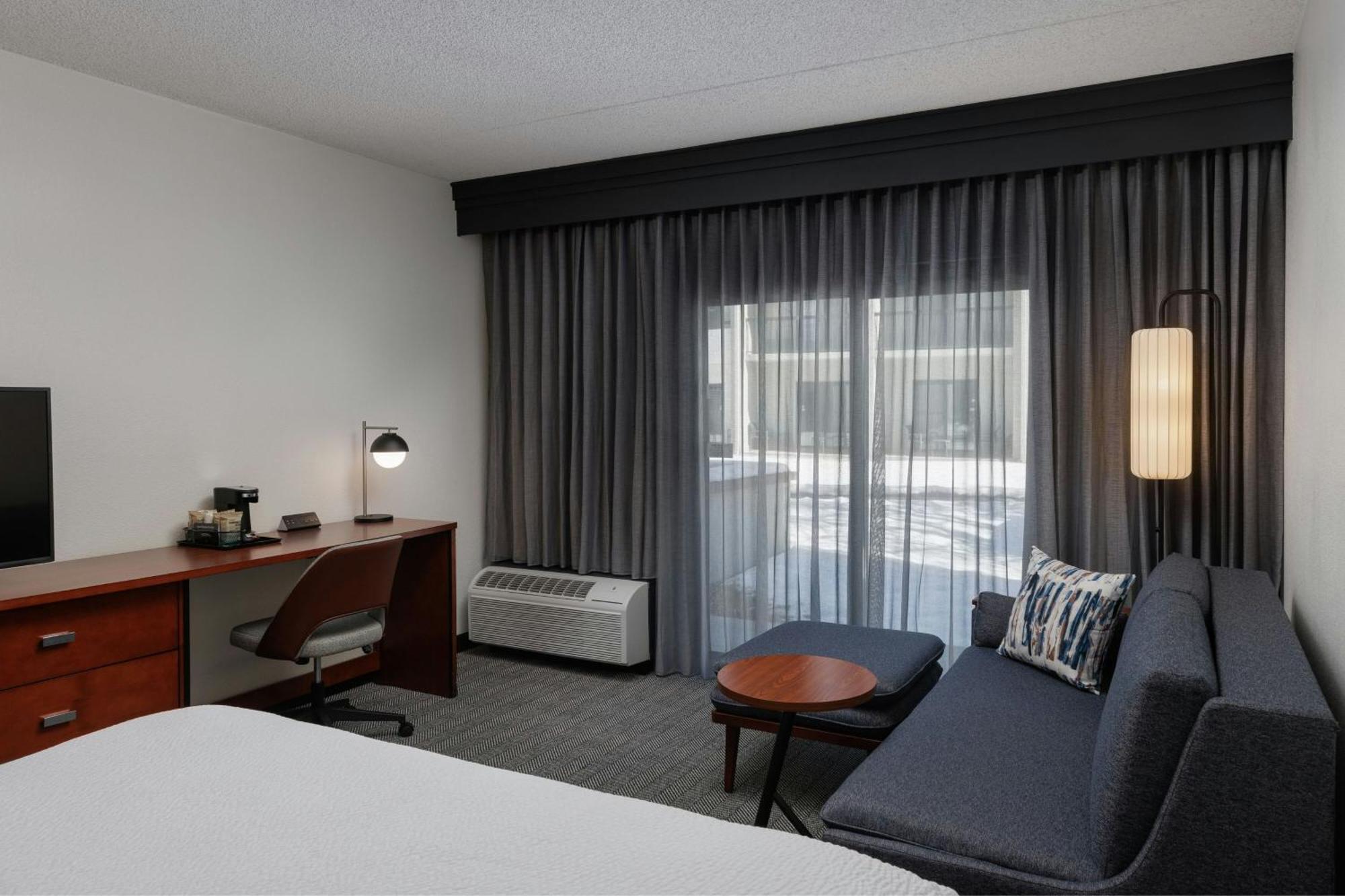 Courtyard By Marriott Central Park Hotel