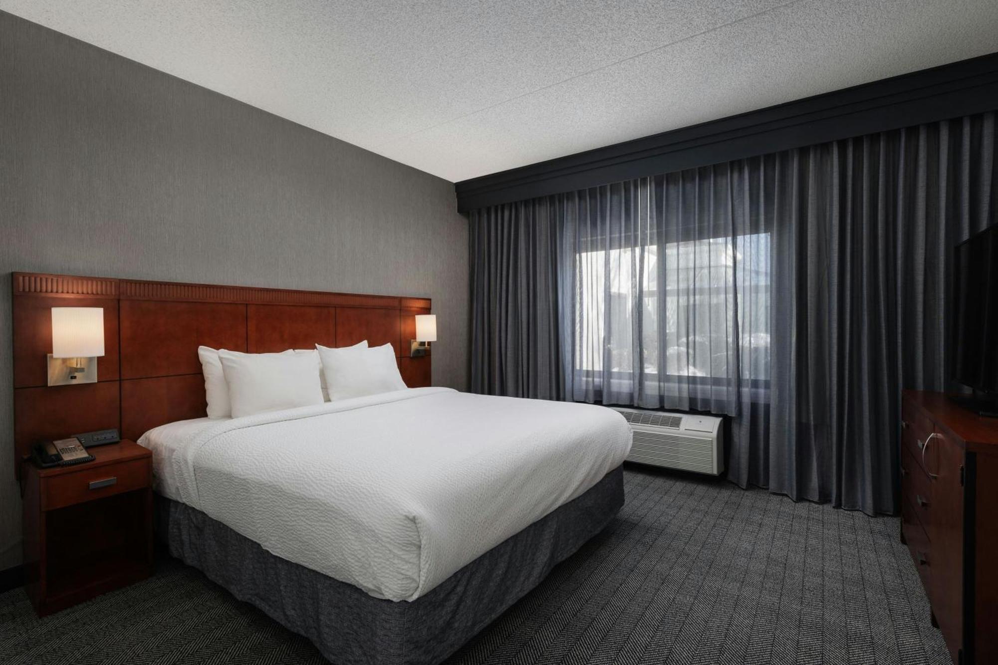 Courtyard By Marriott Central Park Hotel Denver