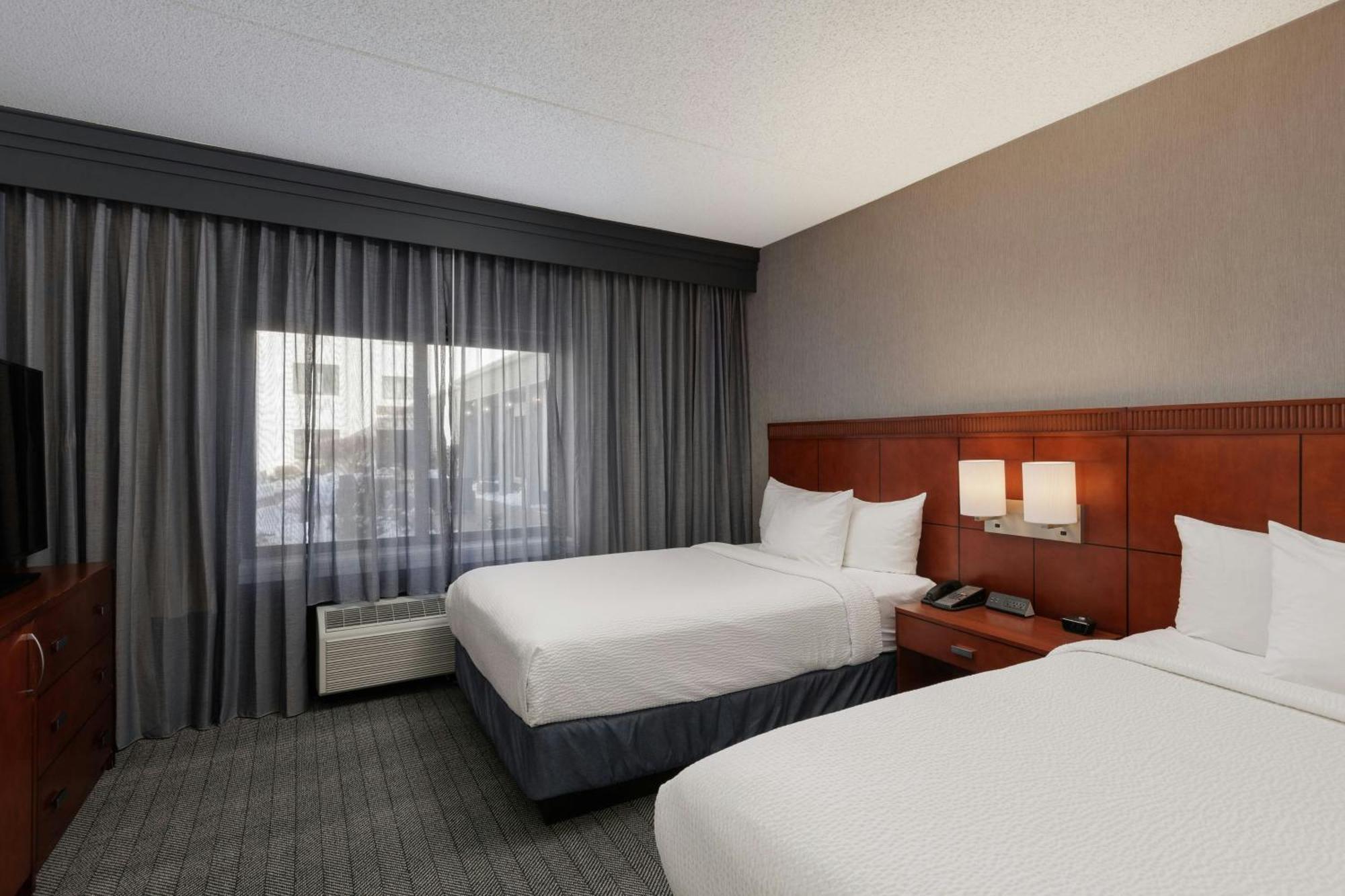 Courtyard By Marriott Central Park Hotel