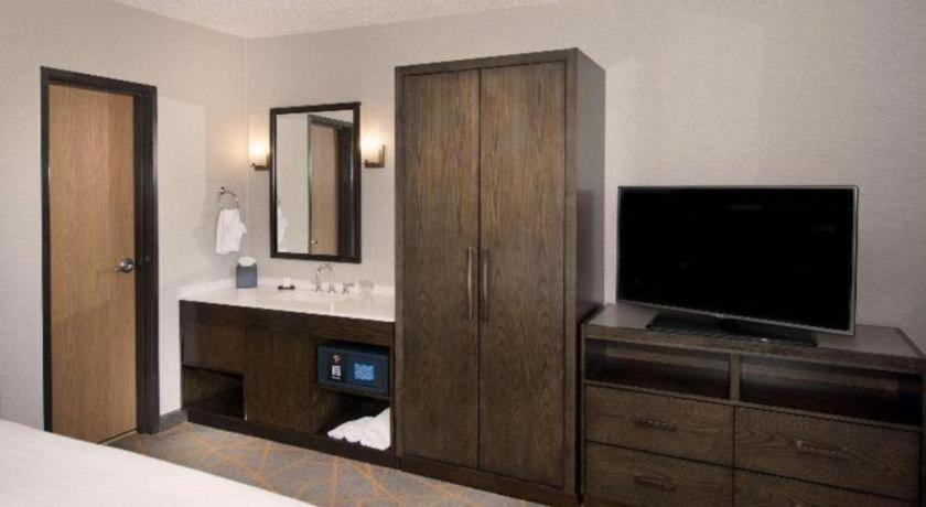 Hotel Embassy By Hilton Tech Center North 3*