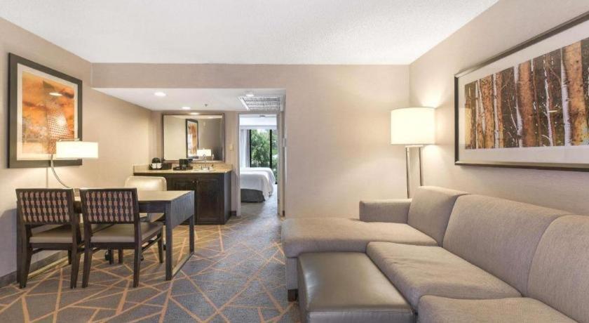Embassy By Hilton Tech Center North Hotel